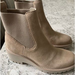 Dolce Vita tan suede cool kicks.